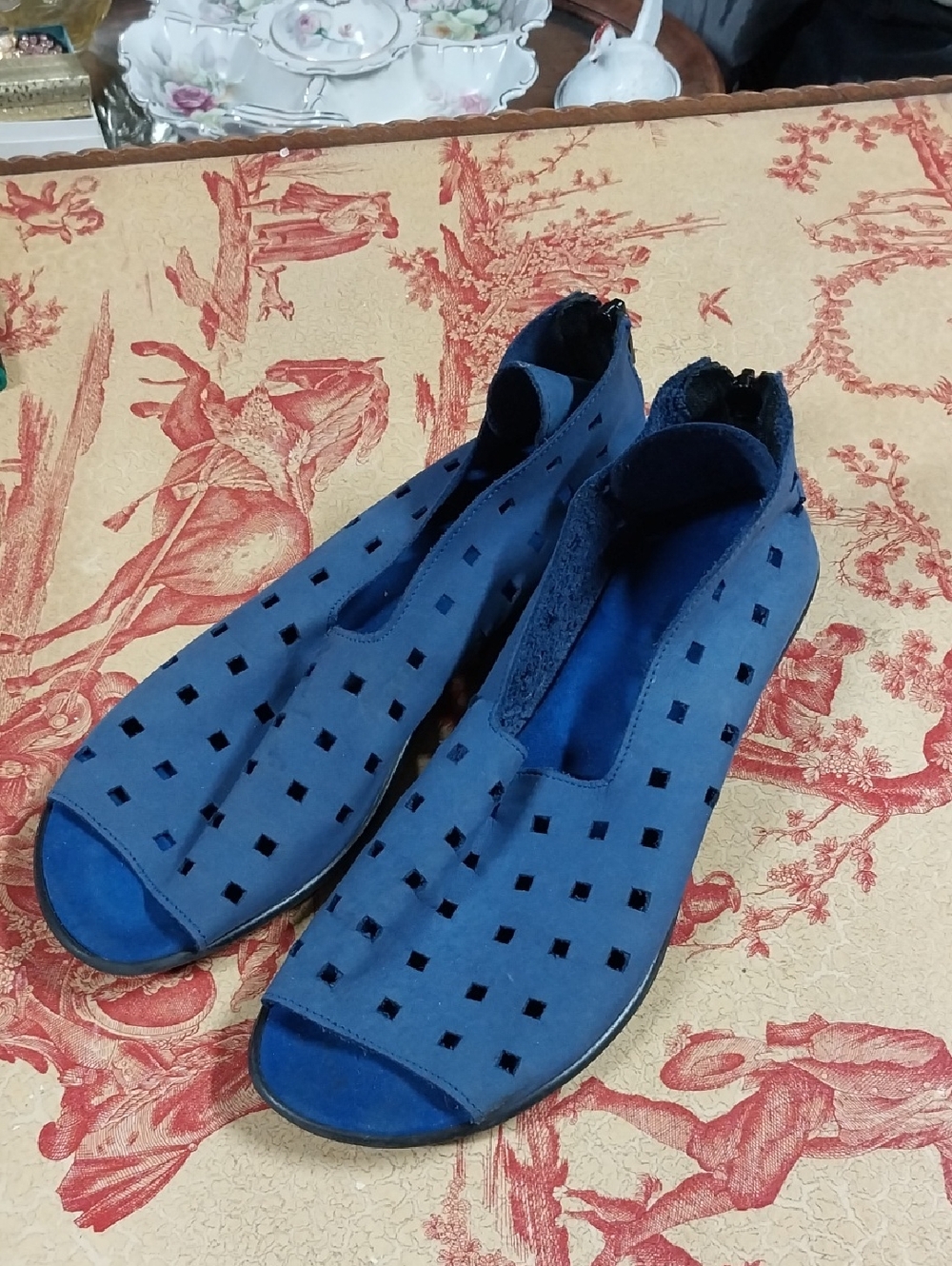 Sesto Meucci Evonne Women’s Open-Toe Perforated Blue Leather Sandals